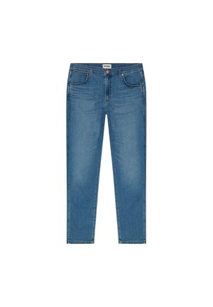 Klasyczne niebieskie dżinsy z przodu z kieszeniami, szlufkami na pasek i zapięciem na guzik, położone na płasko na białym tle.