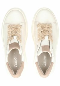 Hvide sneakers med strukturerede beige snørebånd og accenter, glat læderoverdel, polstret krave og lysfarvet gummisål.