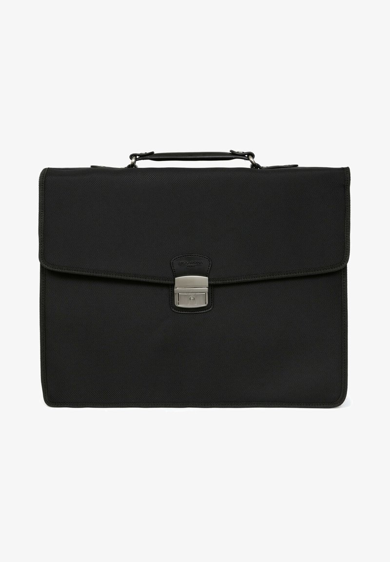 Czarna nylonowa teczka o płaskim designie, z metalowym zapięciem i skórzanym akcentem. Posiada mocny uchwyt u góry oraz wzmocnione krawędzie.