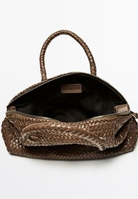 Borsa a tracolla in pelle intrecciata marrone con chiusura a zip superiore e manici corti. Interno in tessuto scuro, con etichetta del marchio.