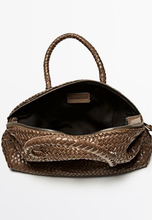 Brun vævet læderhandbag med toplynlås og korte håndtag. Indvendigt er der mørkt stof med et mærke. ~