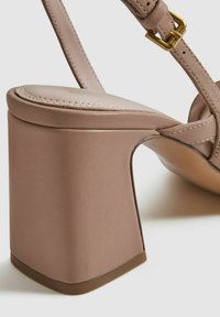 Reiss REGULAR FIT - ALICE STRAPPY - Sandále - nude