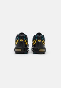 Nike Sportswear AIR MAX PLUS - Sapatilhas - black/white/university gold