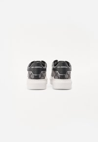 Sneaker con motivo nero e grigio, con una linguetta posteriore nera liscia che presenta il logo "Karl Lagerfeld" e una suola in gomma bianca.