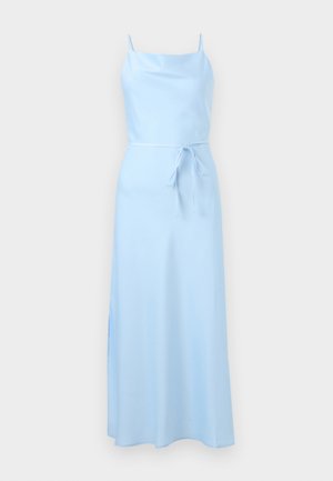 Robe maxi bleu clair sans manches avec fines bretelles et un nœud à la taille, présentée sur un fond gris clair uni.