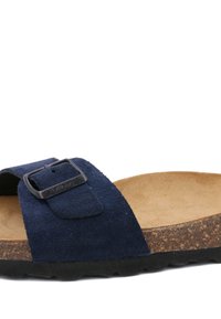 Sandale à glissière en suede marine avec une sangle synthétique, boucle en métal ajustable et semelle en liège texturé, dotée d'une semelle en caoutchouc noire.