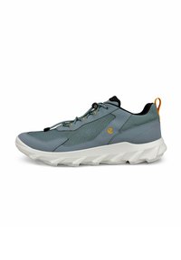 Scarpe da trekking leggere in blu ardesia con tomaia in rete e sintetico, dettagli testurizzati, lacci elastici e una suola bianca e robusta.