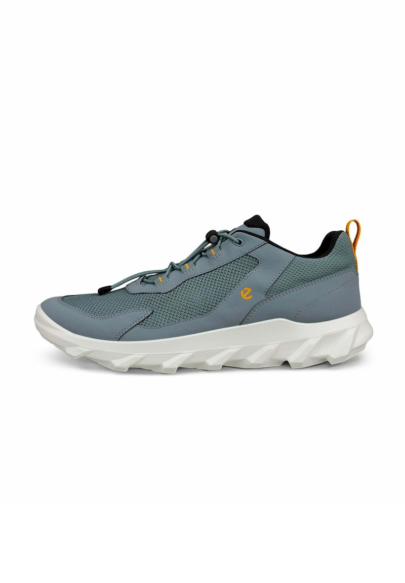 Scarpe da trekking leggere in blu ardesia con tomaia in rete e sintetico, dettagli testurizzati, lacci elastici e una suola bianca e robusta.