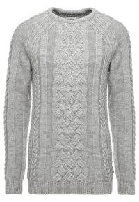 Suéter gris de punto con patrones de trenzas, cuello redondo, puños y dobladillo acanalados. Tejido texturizado con un acabado suave.