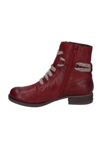 Botín de tobillo de cuero rojo con puntera redonda, cremallera lateral y cordones grises. Presenta una superficie texturizada y un tacón bajo apilado.