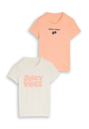Dwie koszulki z krótkim rękawem i okrągłym dekoltem, jedna brzoskwiniowa z napisem "BERRY FRESH" i czarnymi jagodami, druga kremowa z napisem "JUICY VIBES" różowymi, bąbelkowymi literami.