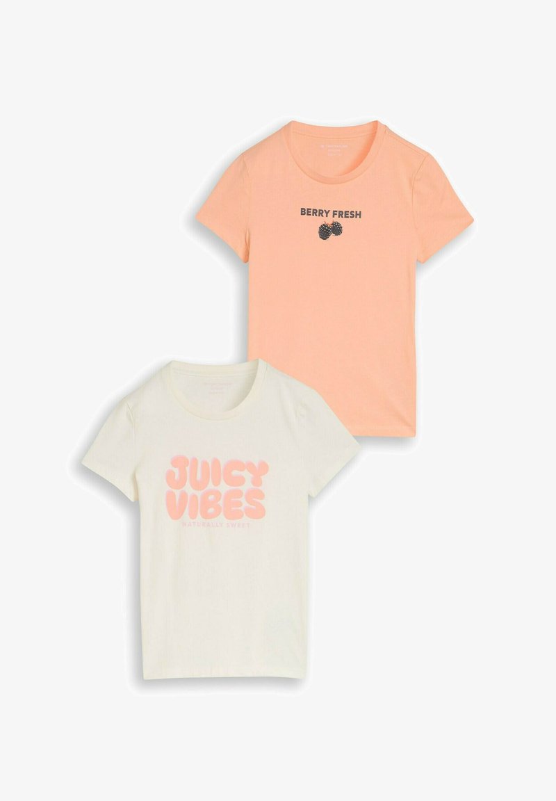 Deux t-shirts à manches courtes et col rond, l'un pêche avec "BERRY FRESH" et des baies noires, l'autre écru avec "JUICY VIBES" en lettres bulle roses.