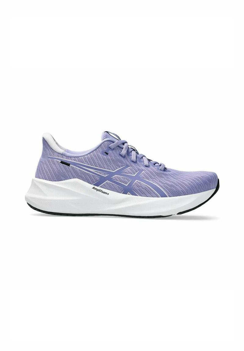 Chaussure de course athlétique violet clair avec semelle intermédiaire blanche, semelle extérieure noire, tige en mesh, lacets et logo de la marque sur le côté.