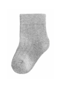 Lichtgrijze geribbelde enkelsok met een omgeslagen boord, plat gelegd op een witte achtergrond.