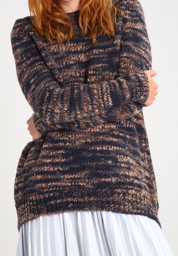 Sweter dzianinowy w paski w kolorze granatowym, brązowym i kremowym, okrągły dekolt i długie rękawy, wykonany z grubej mieszanki wełny.