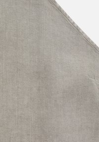 Tissu gris clair avec motif sergé diagonal et couture visible le long du bord supérieur droit.