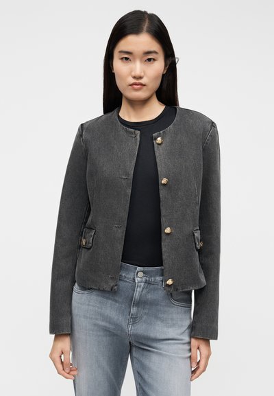 Giacca di jeans grigio scuro con scollo rotondo, bottoni dorati, tasche frontali e design corto. Texture liscia, dettagli di cucitura minimi.