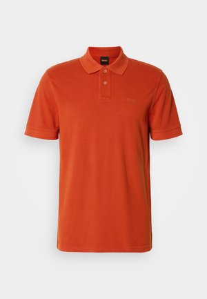 Oranž T-särk lühikeste varrukatega kahest nupust klassikalise krae ja tagasihoidliku "BOSS" logoga vasakul rinnal.
