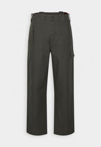 Cargo-Hosen aus dunkelgrünem Stoff, mit geradem Bein, mehreren Taschen und einem Knopfverschluss. Glatte Textur und strapazierfähiges Material.