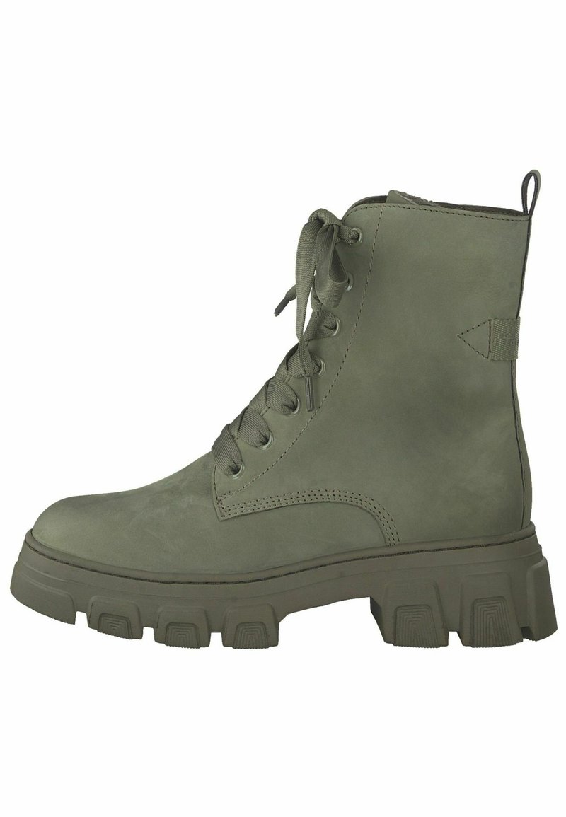 Botte lacée vert olive en matériau lisse, dotée d'une semelle épaisse et texturée ainsi que d'une languette à l'arrière pour un enfilage facile.
