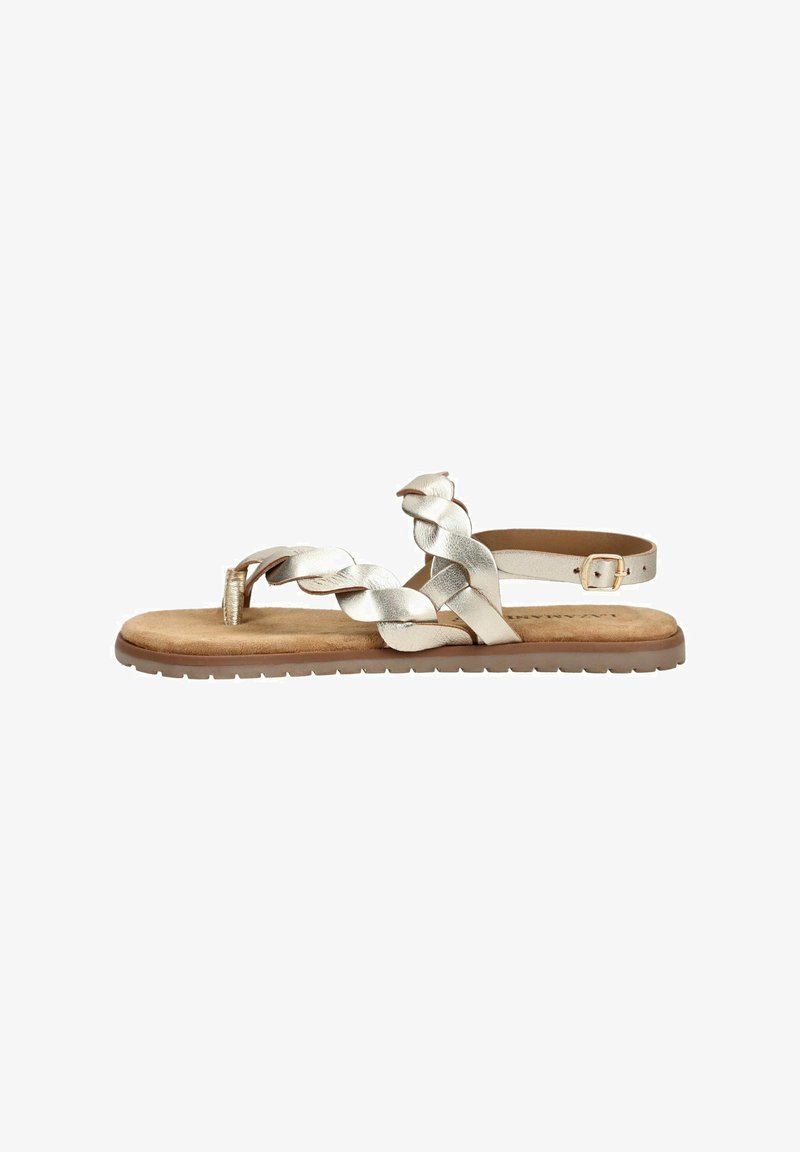 Flad sandal med flettede metallicsølvremme, ankelspænde, polstret tan fodseng og brun gummisål.