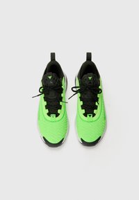 Scarpe sportive verde lime con tomaia texturizzata, lacci neri e suola ammortizzata. I dettagli includono un logo sulla linguetta e sul tallone.