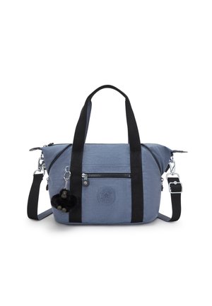 Sac en tissu bleu avec des accents noirs, compartiments zippés, poignées supérieures et un charm amovible représentant une figure noire furry.