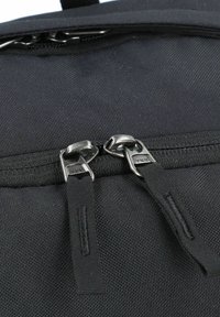 Zaino nero con tessuto testurizzato, due zip in metallo YKK e pratici tiranti resistenti per una facile apertura e chiusura.