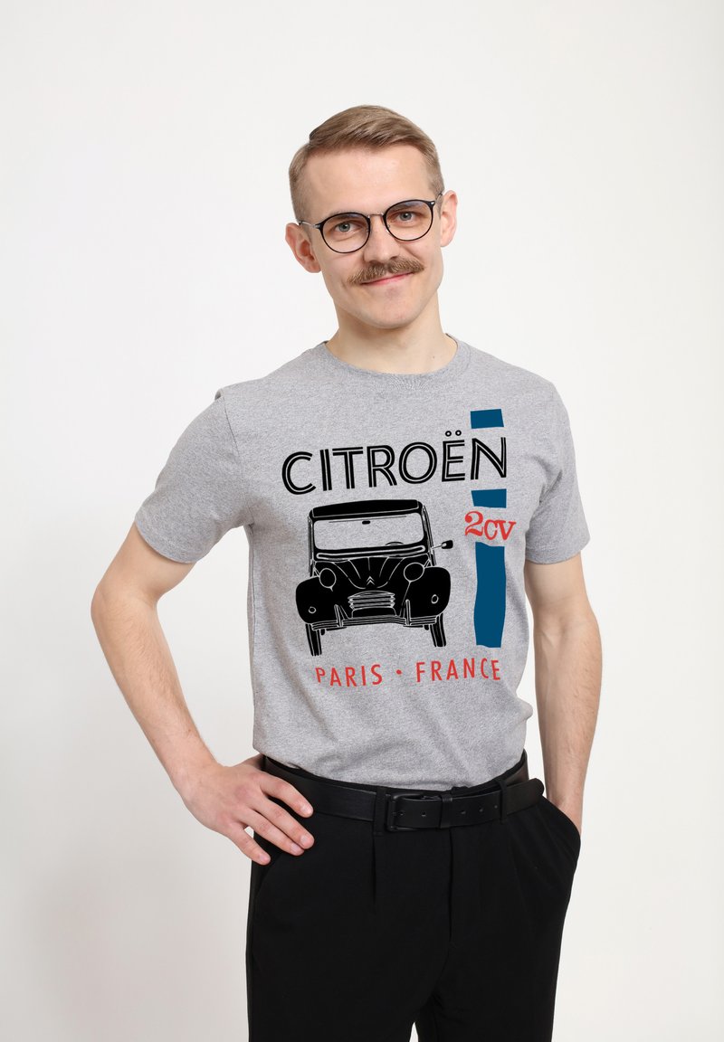 Šedé bavlněné tričko s černým lineárním výkresem Citroënu 2CV, se zeleným a modrým textem "CITROËN," "PAŘÍŽ," a "FRANCIE."
