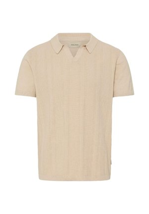 Polo beige de punto con manga corta, patrón texturizado y cuello con muesca en V.