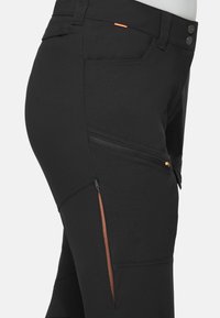 Svarta stretchbyxor har en sidficka med dragkedja och en kontrasterande orange detalj samt en slät, åtsittande design med två knappar i midjan.