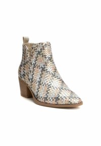 Botines tejidos con punta afilada, que presentan un patrón multicolor en plata, beige y rosa pálido; tacón marrón apilado y tirador.