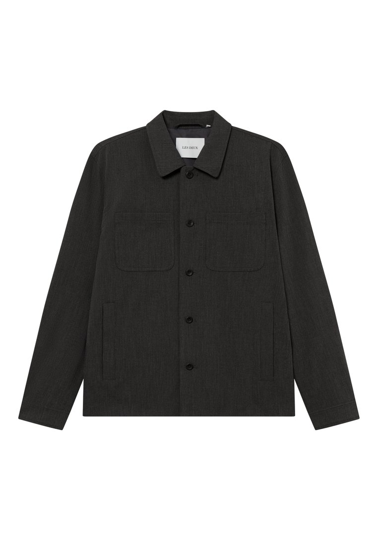 Mörkgrå jacka i texturerad tyg. Har krage, knäppning framtill, två bröstfickor och sidofickor för händer.