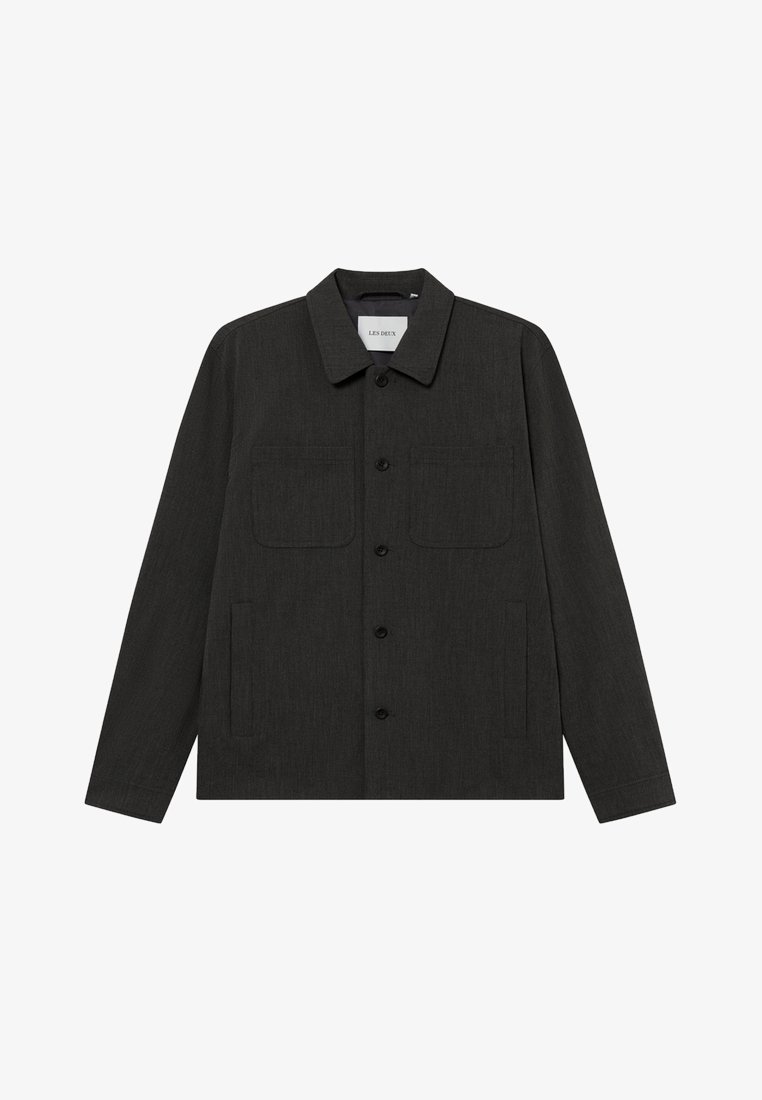 Mörkgrå jacka i texturerad tyg. Har krage, knäppning framtill, två bröstfickor och sidofickor för händer.