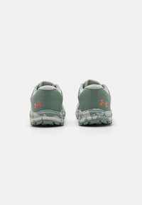 Scarpe da corsa leggere verdi con una parte superiore testurizzata, colletto in rete grigia e suola con motivo camouflage. Presentano un logo arancione sul tallone.