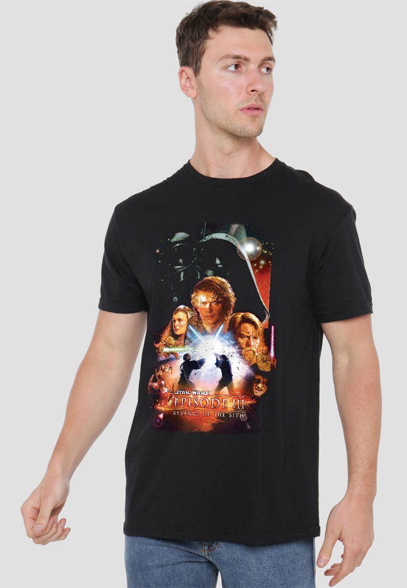 Schwarzes Baumwoll-T-Shirt mit einem bunten Grafikdesign von Charakteren und Lichtschwertern aus "Star Wars: Episode III - Die Rache der Sith."