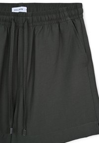 Pantaloni corti verde scuro realizzati in tessuto morbido con vita elasticizzata, lacci, tasche laterali e orlo dritto.