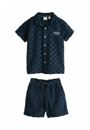 Tmavomodrá károvaná košeľa s krátkym rukávom na gombíky s golierom a zodpovedajúce šortky so sťahovacou šnúrkou, s nášivkou "Baker by Ted Baker".