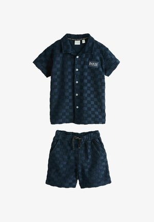 Tmavomodrá károvaná košeľa s krátkym rukávom na gombíky s golierom a zodpovedajúce šortky so sťahovacou šnúrkou, s nášivkou "Baker by Ted Baker".