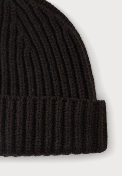 Bonnet en tricot côtelé noir avec bord replié, présenté sur un fond clair.