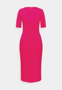 Robe rose vif longueur genou avec manches courtes et fermeture éclair au dos, vue de dos sur fond uni.