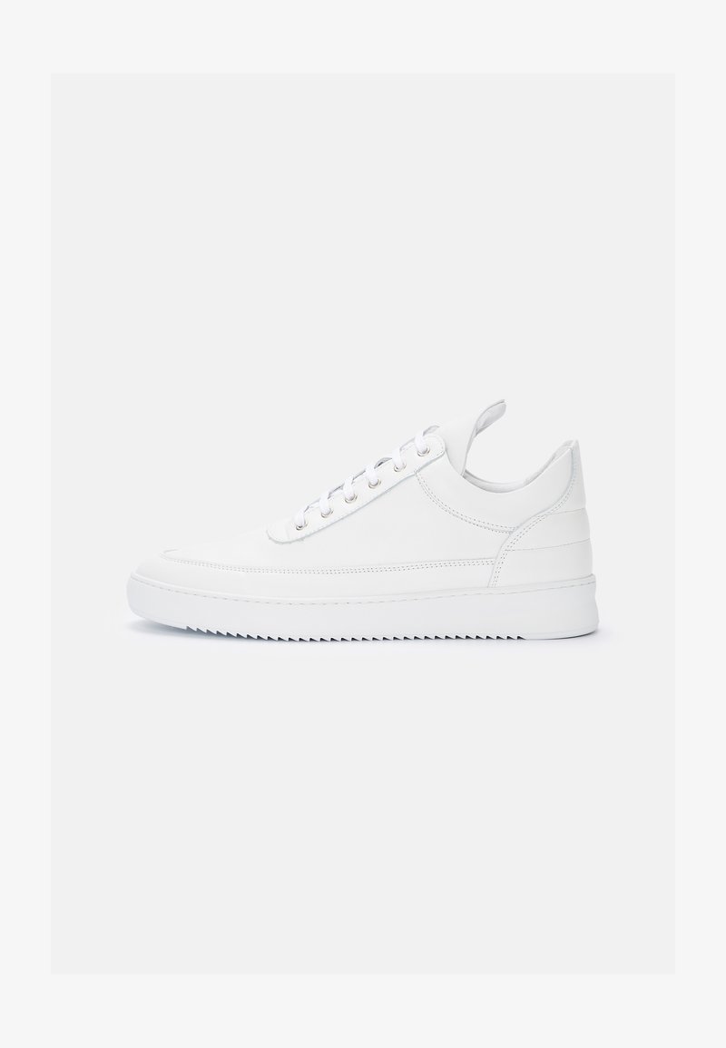 Adidași din piele albă cu o textură netedă, bot rotunjit și talpă plată. Prezintă gromete argintii și un design minimalist.