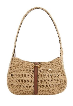 Bolso de paja tejido con asa larga, que presenta una correa central de cuero marrón y detalle de anillo de latón, sobre un fondo blanco.