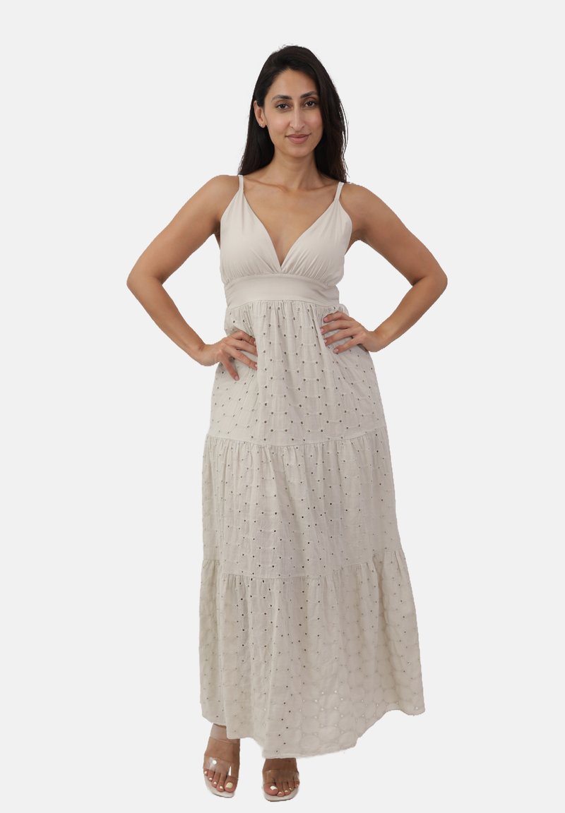 Maxi dress in un beige chiaro, con scollatura a V profonda, corpo aderente, gonna a strati con motivi ritagliati e spalline regolabili.