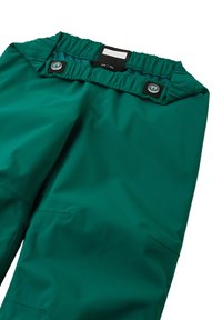 Grønne vandtætte bukser med elastisk talje, trykknaplukning og sidelommer, lavet af glat, holdbart materiale. Størrelsesmærke synligt.