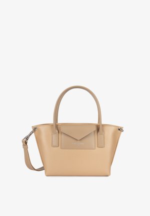 Sac en toile beige en cuir avec double anses supérieures, bandoulière réglable et poche frontale triangulaire. Texture lisse avec un logo discret.