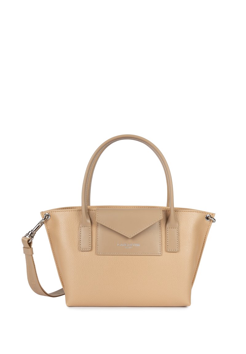 Sac en toile beige en cuir avec double anses supérieures, bandoulière réglable et poche frontale triangulaire. Texture lisse avec un logo discret.