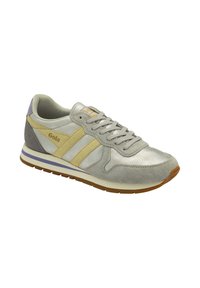 Scarpa sportiva argento realizzata in materiali scamosciati e sintetici. Presenta accenti gialli e grigi, suola testurizzata e un design con lacci classico.