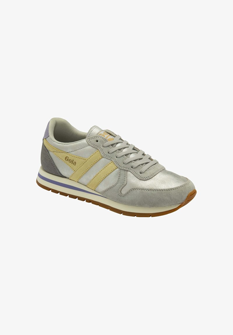 Scarpa sportiva argento realizzata in materiali scamosciati e sintetici. Presenta accenti gialli e grigi, suola testurizzata e un design con lacci classico.