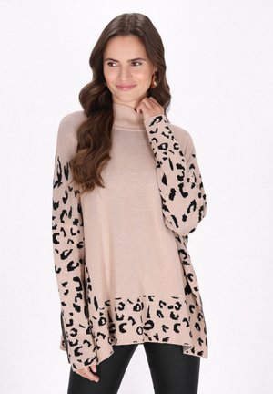 Beige sweater med ribbet høj hals og sort leopardprint på ærmerne og nederste kant. Blød tekstur, oversized pasform, sideslidser.
